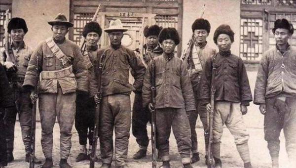 1937年周總理在延安遇襲，10餘名警衛壯烈犧牲，幕後主謀究竟是誰