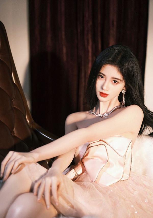 鞠婧禕現身芒果年貨節 粉色蝴蝶結娃娃裙典雅精緻