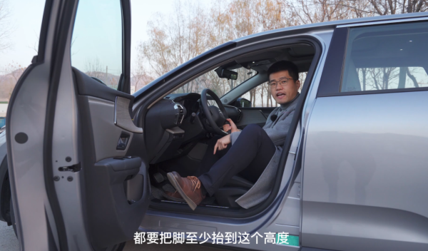 「凡爾賽長測18」凡爾賽的車門是否真的容易蹭髒褲腿？