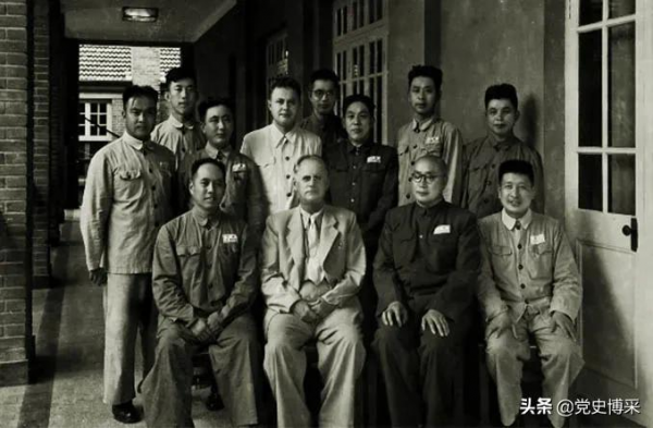 主持軍委工作的彭德懷一度設想學習蘇聯取消政治委員,羅榮桓堅決反對,毛澤東堅持以我為主,保持光榮傳統 主持軍委工作的彭德懷一度設想學習蘇聯取消政治委員,羅榮桓堅決反對,毛澤東堅持以我為主,保持光榮傳統