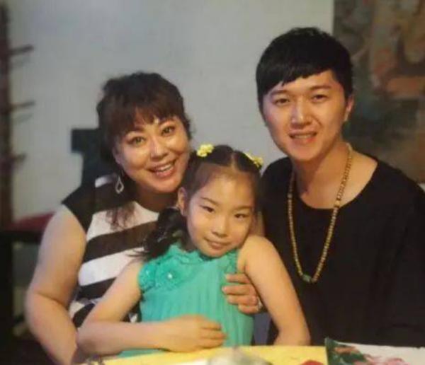 李菁菁:3段婚姻1個孩子,49歲嫁小21歲丈夫,因詐騙跌落神壇 李菁菁:3段婚姻1個孩子,49歲嫁小21歲丈夫,因詐騙跌落神壇