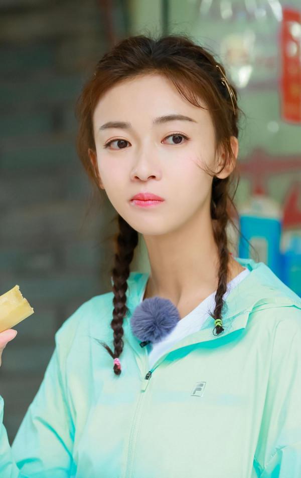 新晉女星吳謹言感情路坎坷，交了多個男友皆是渣男？還曾被家暴