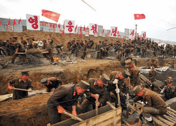 1954年，金日成送毛主席24箱蘋果，警衛隊看到箱裡情況後無人敢吃