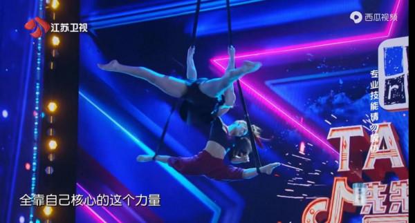 華裔女孩表演雜技，贏得鄧紫棋的爆贊，節目開播以來第一個爆贊