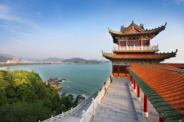 國內第一所海邊懸崖寺廟，三面環海景色極佳，被譽為陽江小故宮