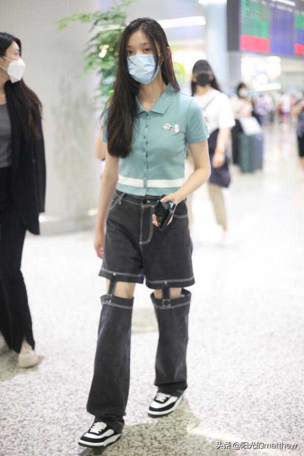 林允身穿豆綠色針織衫搭配拼接牛仔褲青春時髦,長髮垂肩自然美麗 林允身穿豆綠色針織衫搭配拼接牛仔褲青春時髦,長髮垂肩自然美麗