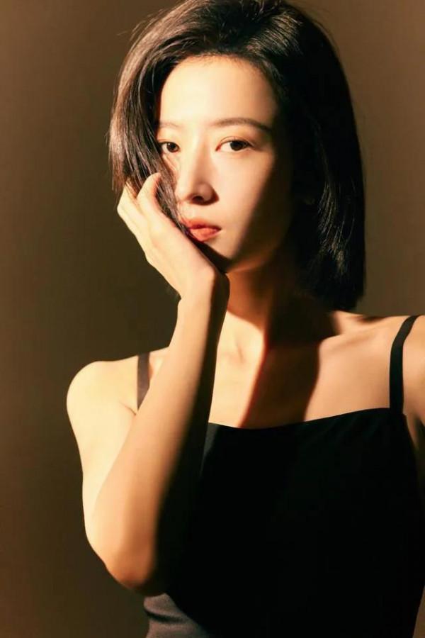 周雨彤有料又會穿，美炸了