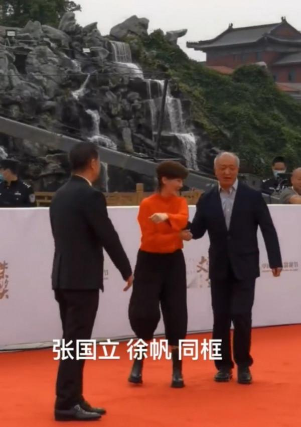 老戲骨走紅毯,張國立在前好帥氣,王勁松低調在後徐帆被推向c位 老戲骨走紅毯,張國立在前好帥氣,王勁松低調在後徐帆被推向c位