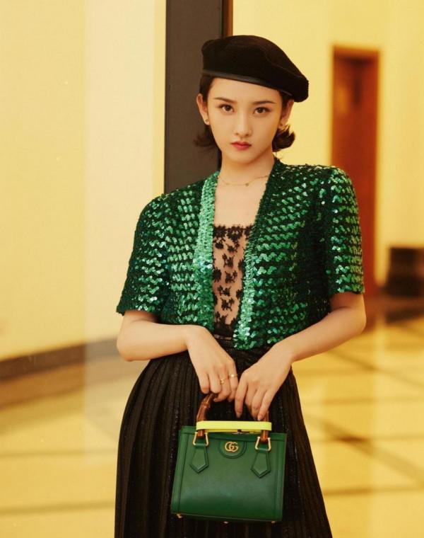 宋祖兒的“筷子腿”真絕了，穿百褶裙魅力滿滿，休閒裝也有優雅感