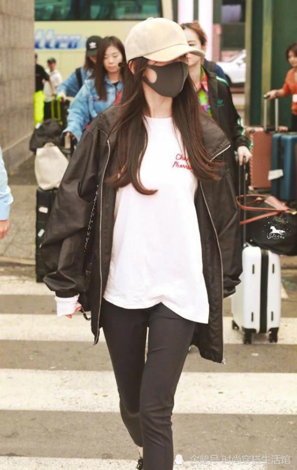 闊腿褲已經失寵了，今年流行的是“魷魚褲”，楊冪、戚薇都上頭