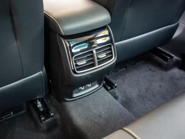 天幕+大空間+14.3英寸屏，榮威i6MAX稱得上A+級轎車槓把子