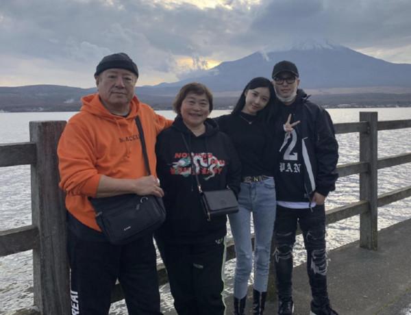 潘瑋柏攜妻子與朋友深夜聚會，摟著宣雲超寵溺，牽手回家好甜蜜