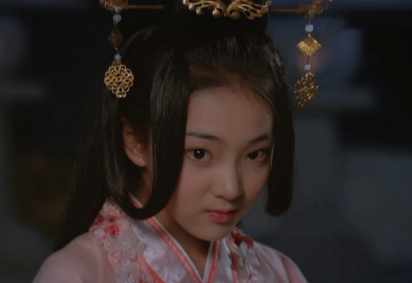 古人誠不欺我！十三四歲便“傾國傾城”，也不是假的