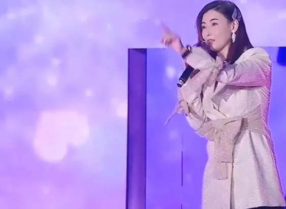 過氣女藝人的窘況：顏值跌落、身體不好、直播尷尬，時不時被扎心