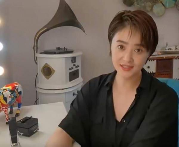 蔣欣瘦了就自信爆表!鏡頭下卸妝面板狀態好到爆,穿黑衣真顯瘦 蔣欣瘦了就自信爆表!鏡頭下卸妝面板狀態好到爆,穿黑衣真顯瘦