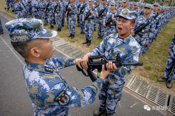 秋季入伍新兵，授槍