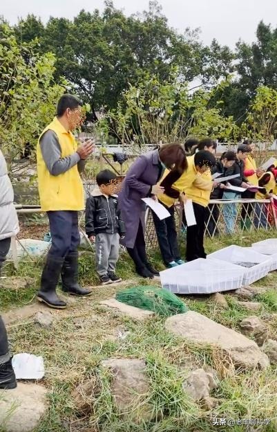 釣魚遇到放生佬：身披“黃馬褂”，對著河面唸叨，網友：違法了