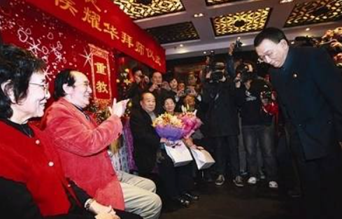 2018年常寶華去世,葬禮上侯耀華帶頭鼓掌牛群缺席,兩人有何恩怨 2018年常寶華去世,葬禮上侯耀華帶頭鼓掌牛群缺席,兩人有何恩怨