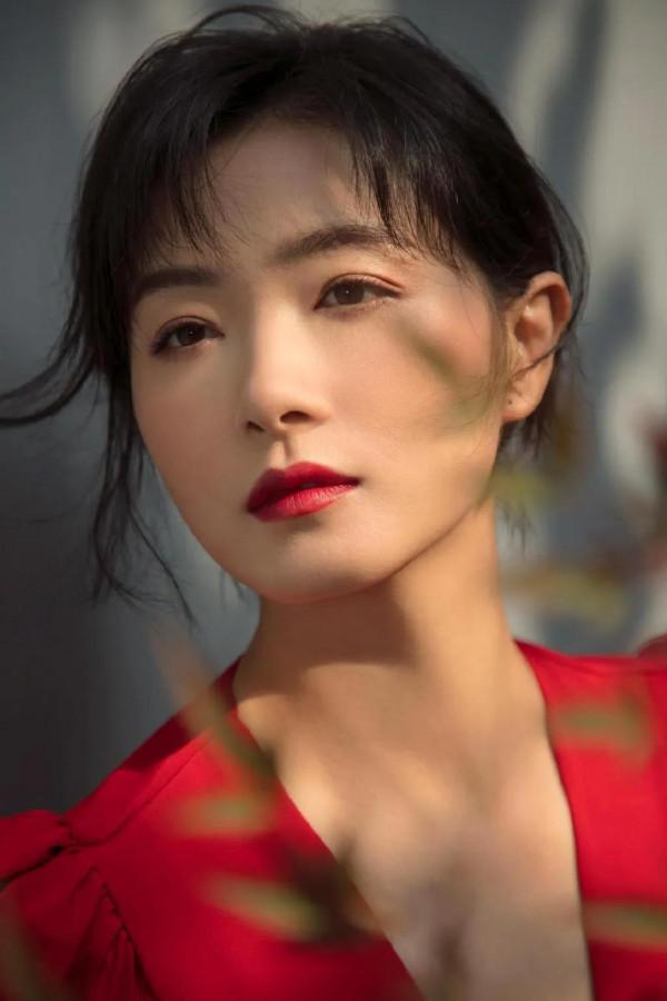 精緻的面龐，優雅迷人，時尚女神萬茜