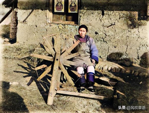 1911年2月的湖北宜昌,漁民用水獺捕魚,巨大的墓碑令人震撼 1911年2月的湖北宜昌,漁民用水獺捕魚,巨大的墓碑令人震撼