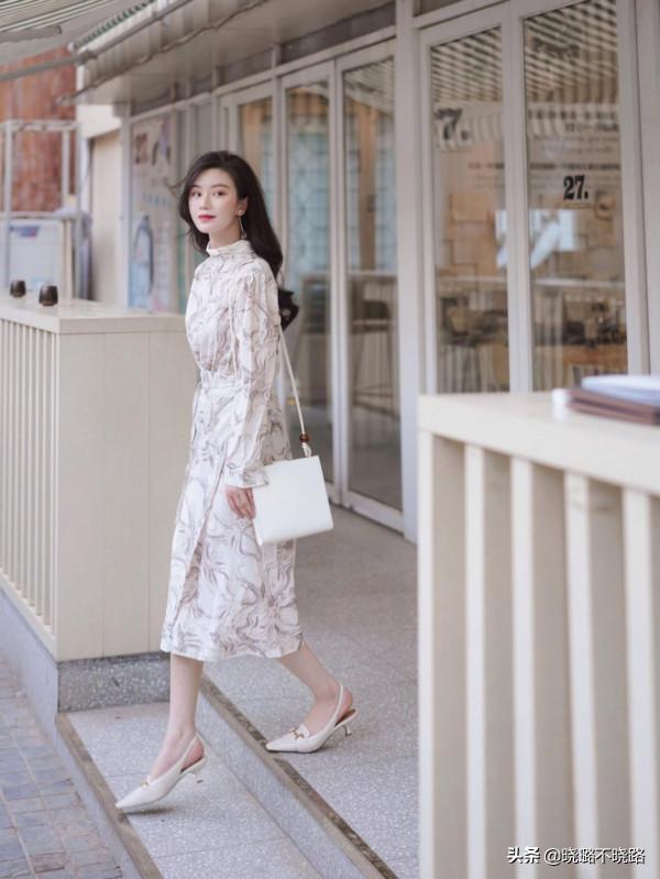 扔掉你的小白鞋吧，現在流行穿&OpenCurlyDoubleQuote;裸跟鞋&rdquo;，搭裙子褲子都時髦好看