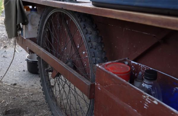 他住在2㎡破舊三輪車中，養4只羊為伴，邊牧羊邊流浪轉眼已過12年