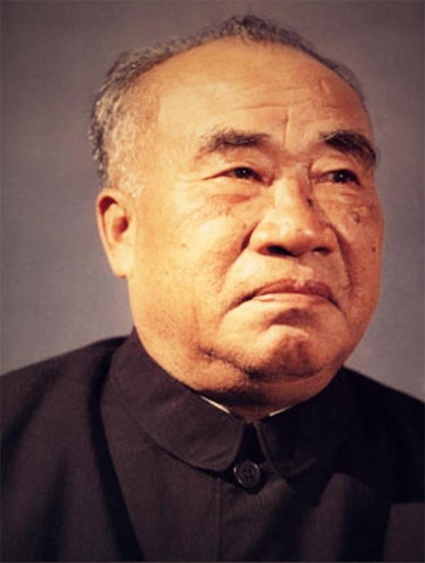 衛立煌成為戰犯後，傳信朱德請求保護其母親，毛主席如何處理的？