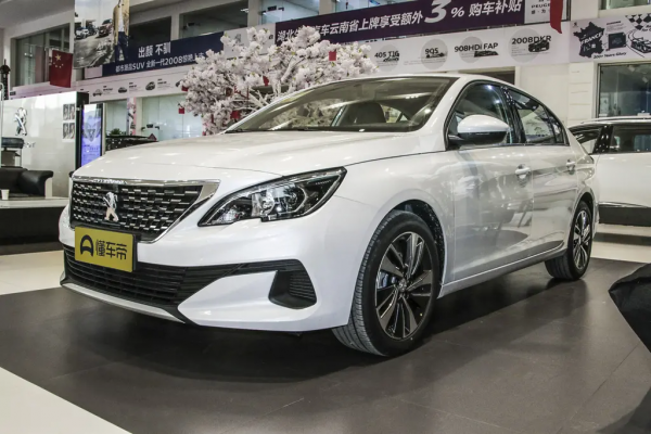 標緻408外觀耐看、底盤紮實，但是降價也賣不動