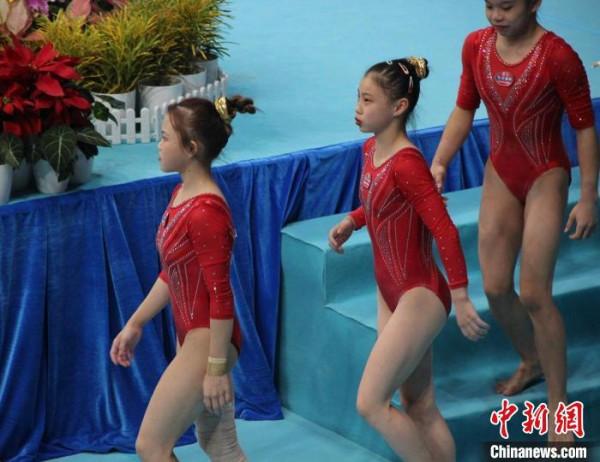 體操奧運選手同場競技 全運會賽場再現“袋鼠搖手”