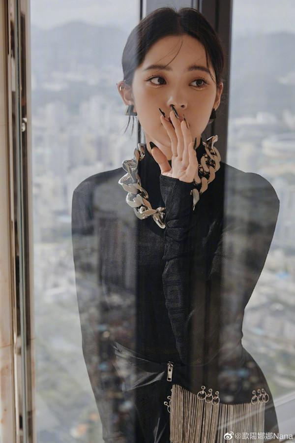 歐陽娜娜黑色鏤空look 展現成熟美感