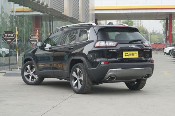 試駕2020款2.0T兩驅領先版Jeep自由光，外觀硬朗，內飾穩重