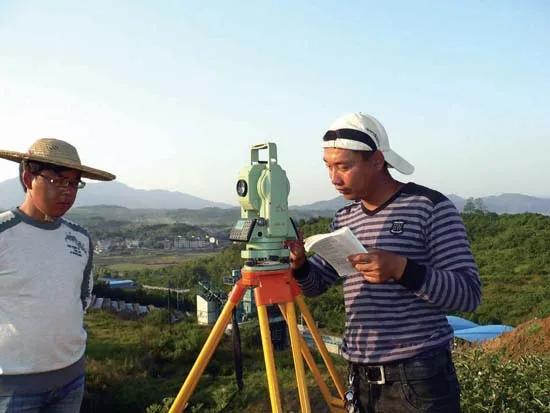 工地上有這樣奇怪的人嗎？神經病吧