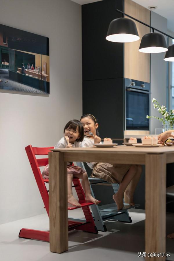 再買房,我一定學她家堅持沙發不靠牆,往前挪40公分,太有遠見了 再買房,我一定學她家堅持沙發不靠牆,往前挪40公分,太有遠見了