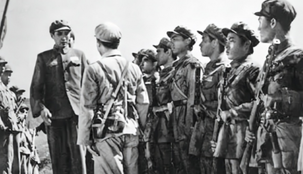 志願軍參謀長被授少將，彭德懷拍桌子：解方是少將，我撐死中將