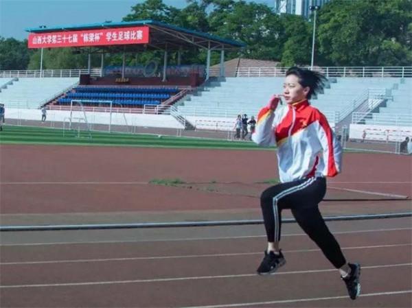 老人收養殘疾女孩25年,撿廢品供她上學,如今是國家二級運動員 老人收養殘疾女孩25年,撿廢品供她上學,如今是國家二級運動員