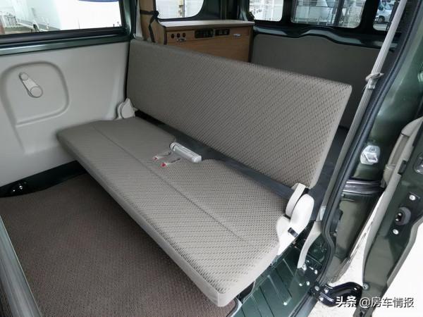 復古外觀的鈴木房車，長度僅3.3米內部卻有大床和飯桌，真巧妙