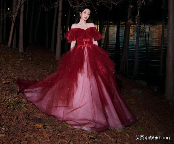 跨年演唱會女星們造型來了！楊冪關曉彤撞品牌，楊紫紅裙很驚豔