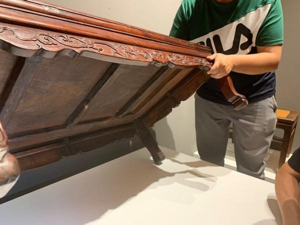 螭龍配獸面，黃花梨齊牙條虎爪足炕桌