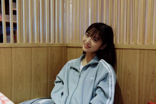 沈月披長髮顯溫柔 緊盯食物表情超萌 沈月披長髮顯溫柔 緊盯食物表情超萌