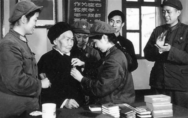 黃繼光母親鄧芳芝，見毛主席3次沒掉淚：我們都是烈屬，怕他難過