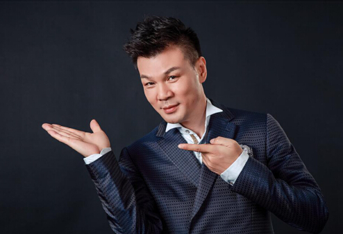 曾經主持界一哥李彬，因病退出大眾視野，現今迴歸，已大不如前