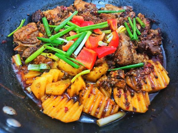 天涼了菜也冷得快，學會這兩道乾鍋菜，邊加熱邊吃很過癮，特香