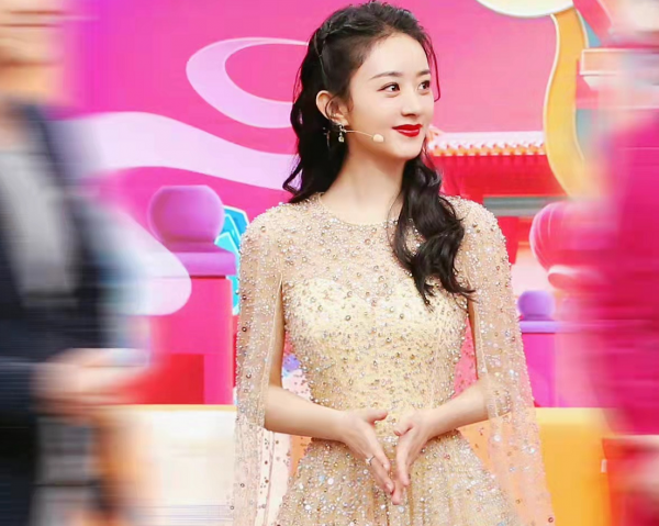 趙麗穎春晚送祝福！穿香檳碎鑽裙造型封神太驚豔，口紅色號火出圈