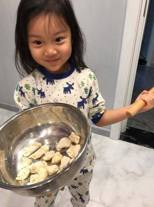 70歲張紀中親自下廚包餃子,揉麵擀皮手法嫻熟,一家五口好溫馨 70歲張紀中親自下廚包餃子,揉麵擀皮手法嫻熟,一家五口好溫馨