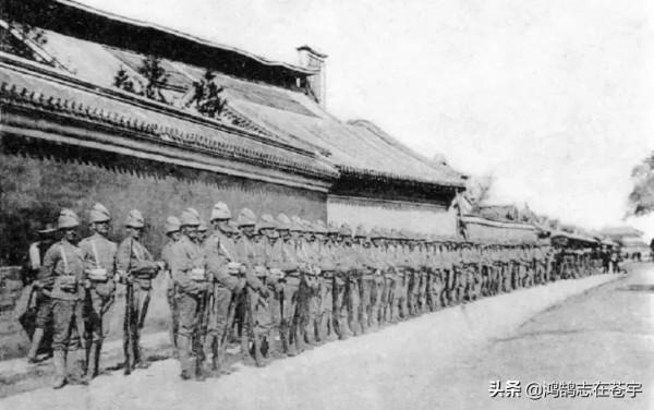 清末老照片：藝人持雙刀威猛霸氣，東北地主坐房頂滿臉愁緒