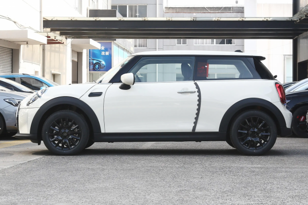 評測MINI，定位3門4座兩廂車，配1.5T渦輪引擎，燃油經濟性不錯