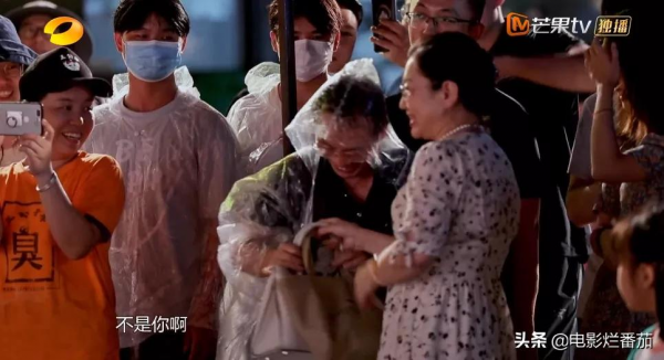 芒果臺真敢想，鳳凰傳奇被網約車小哥驚到，這露天K歌節目太帶勁