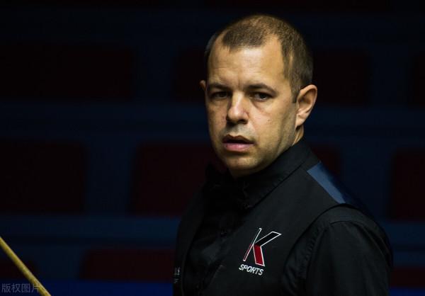 我國新星爆冷淘汰霍金斯，趙心童兩杆過百大勝，丁俊暉今晚亮相