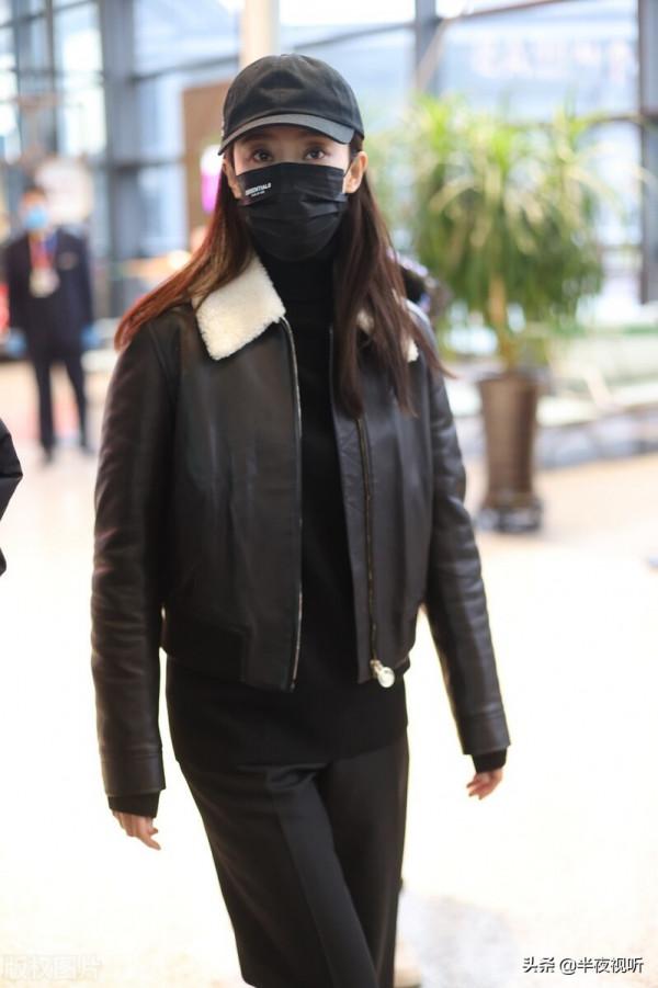1月5日，張小斐現身上海機場，黑色皮衣+黑西褲+白運動鞋+棒球帽