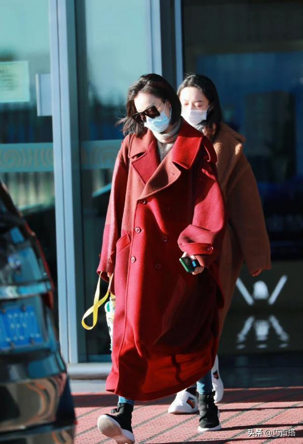 倪妮在機場辦起了“時裝秀”,獨特的保暖造型,讓人大開眼界 倪妮在機場辦起了“時裝秀”,獨特的保暖造型,讓人大開眼界